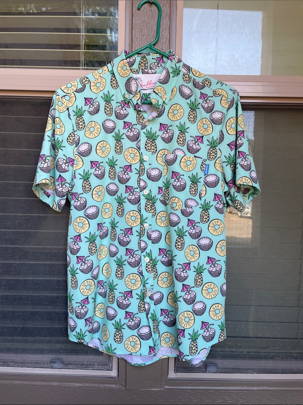 Chubbies Men’s Shirt SMALL coconut pineapple green stretch performance